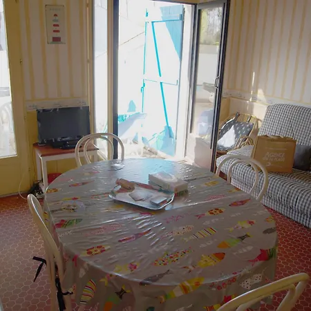 Charmante Maison Avec Piscine Chauffee A 1300m De La A - Fr-1-323-363 Holiday home